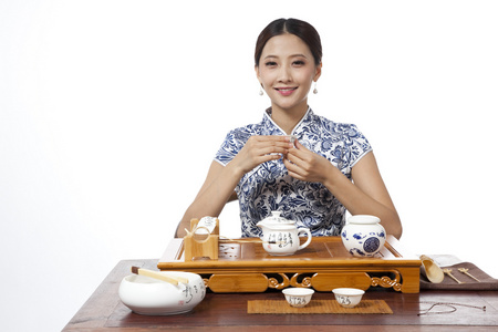 美女在床上喝茶两人酒桌商务人会议喝茶看样子喝茶舒服的老太太母女