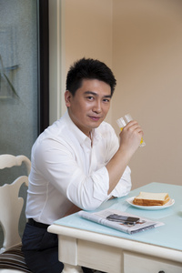 中年男人在餐厅吃早餐照片