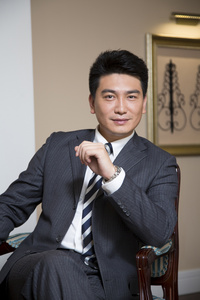 中年商务男士在书房照片