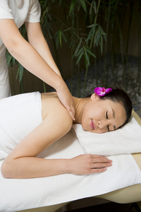 年轻女人做spa美容照片