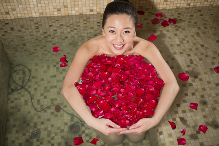 年轻女人泡温泉照片