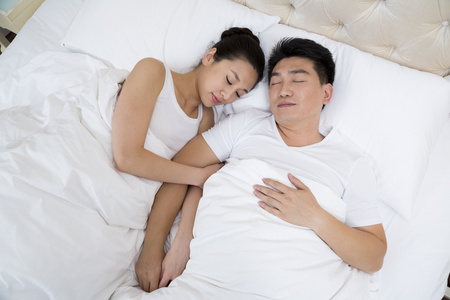 夫妻床上甜蜜图片