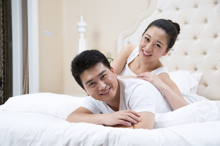 夫妻躺在床上照片
