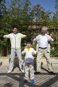 爷孙三人在院子里锻炼身体