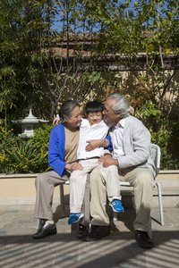 一家人在院子里