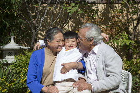 一家人在院子里照片