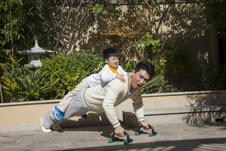 父子俯卧撑图片