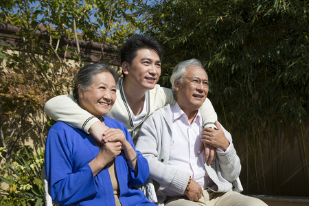 一家人在院子里照片