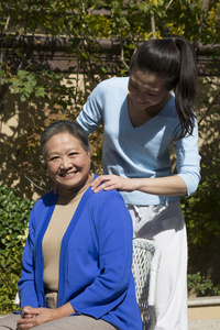 年轻女人和老年女人在院子里