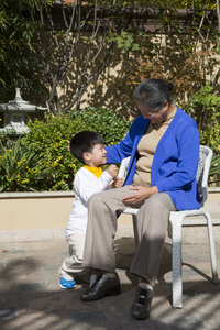 孙子给奶奶捶腿