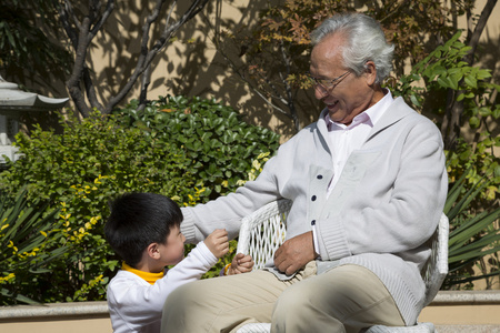 祖孙两个人在院子里照片