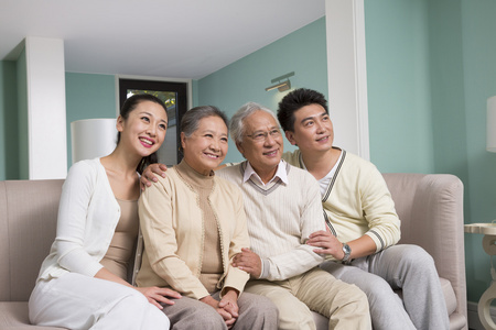 一家人在客厅里照片