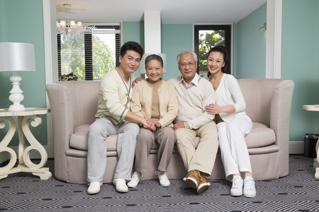 一家人在客厅里照片