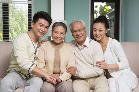 家庭小学生和外教男老师合影外教男老师辅导小学生用电脑小学生和老师