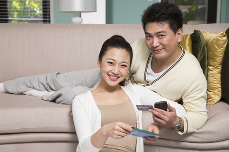 夫妻平等储蓄夫妻在客厅里照片