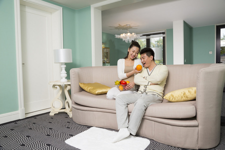 夫妻在客厅里照片