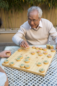 父子在院子里下棋