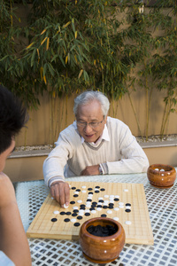 父子在院子里下棋