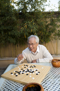 父子在院子里下棋