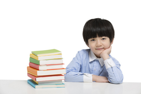 小男孩在书桌前思考照片