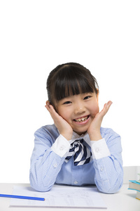 的小学生快乐的小学生小女孩坐在课桌前看书快乐的小学生幼儿园老师和