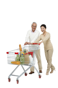 老年伴侣棚拍老年伴侣推购物车购物照片