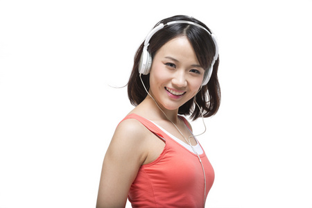 棚拍时尚活力年轻人戴耳机听音乐照片