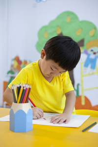 幼儿园儿童画画照片