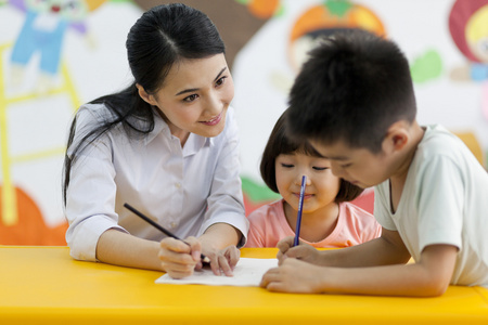 幼儿园老师辅导儿童学习