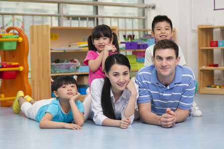 欧美托腮女生图片