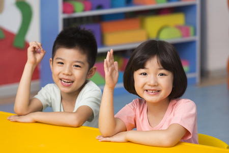 小朋友坐和微笑快乐的孩子们在外面玩幼儿园儿童玩橡皮泥幼儿园外教男