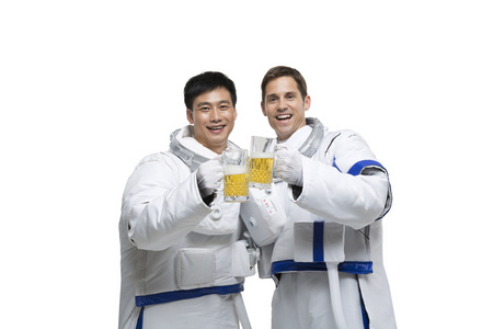 棚拍男宇航员喝啤酒庆祝照片