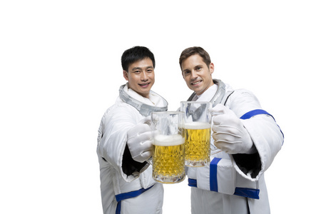 棚拍男宇航员喝啤酒庆祝照片