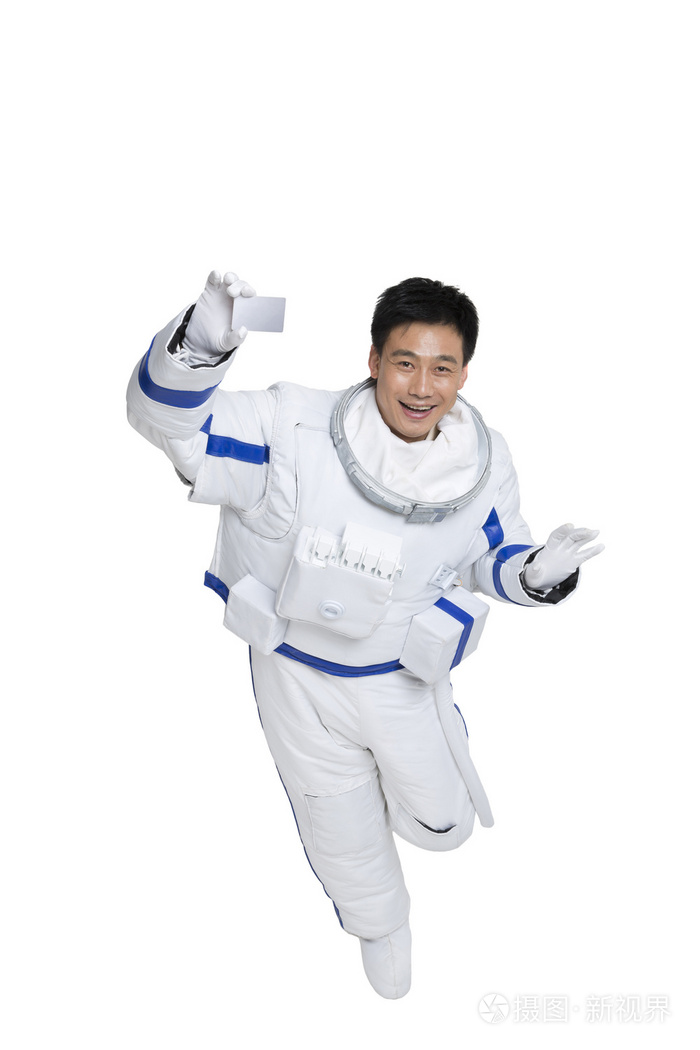 棚拍男宇航员展示银行卡照片 正版商用图片3ad6so 摄图新视界
