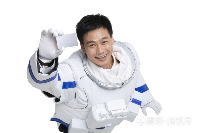 棚拍男宇航员展示银行卡照片 正版商用图片3ad6sp 摄图新视界
