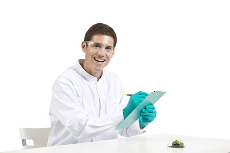 外籍男科学家在实验室研究植物照片