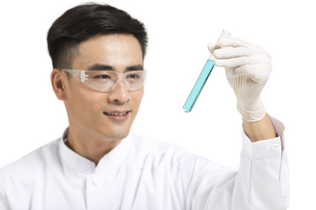 女科学家研究观察试管中的植物女科学家观察研究试管中的试剂女科学家