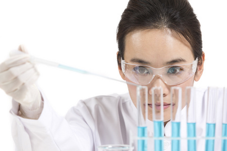 试剂年轻女性科学家手持试管与血液标本制作研究在临床实验室中的应用