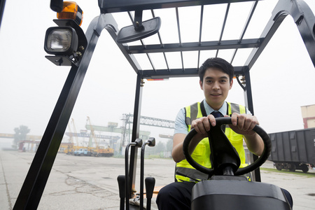 物流仓库工人驾驶叉车照片