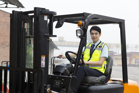 物流仓库工人驾驶叉车照片