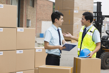 工地微笑点赞人员物流仓库管理人员在沟通照片