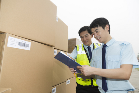 物流仓库管理人员检查货物照片