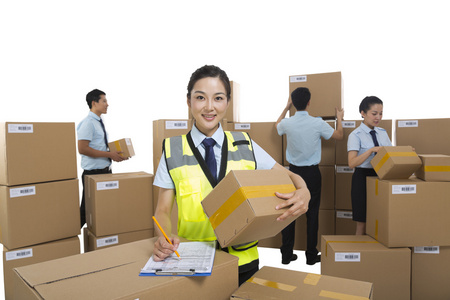 物流仓库工作人员检查货物照片