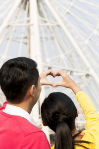 游乐园工作服年轻情侣去游乐园玩照片