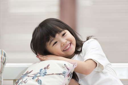 女孩开心玩乐图片