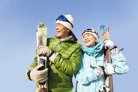 老年夫妇冬季滑雪