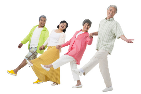 老人手抖快乐的老年人牵手散步照片