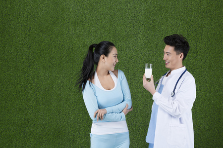 女人给男人亲奶图片