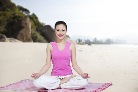 一个女人从事瑜伽. 冥想离文明很远. 对美丽自然的沉思.