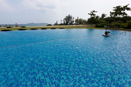 海南三亚海滩泳池